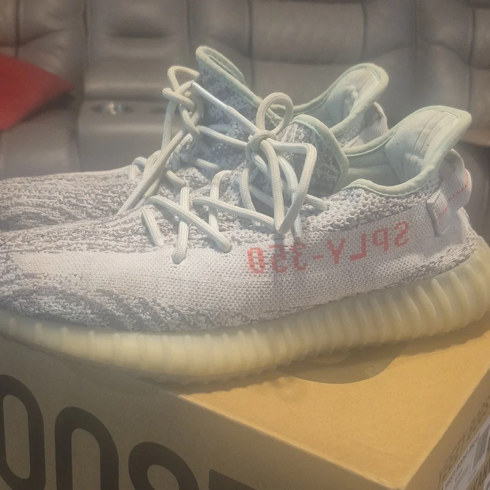 adidas Yeezy Boost 350 V2 Blue Tint size 9.5